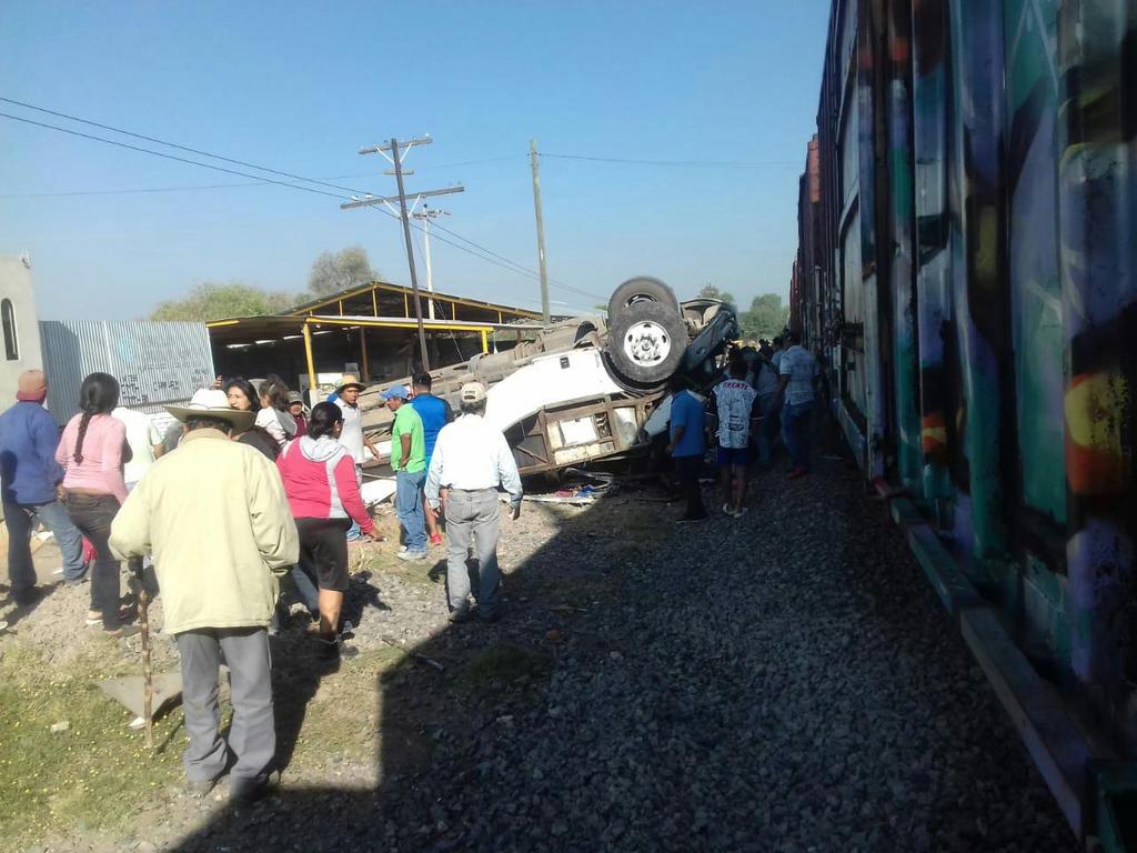 Choque entre tren y transporte de personal deja ocho muertos en Querétaro