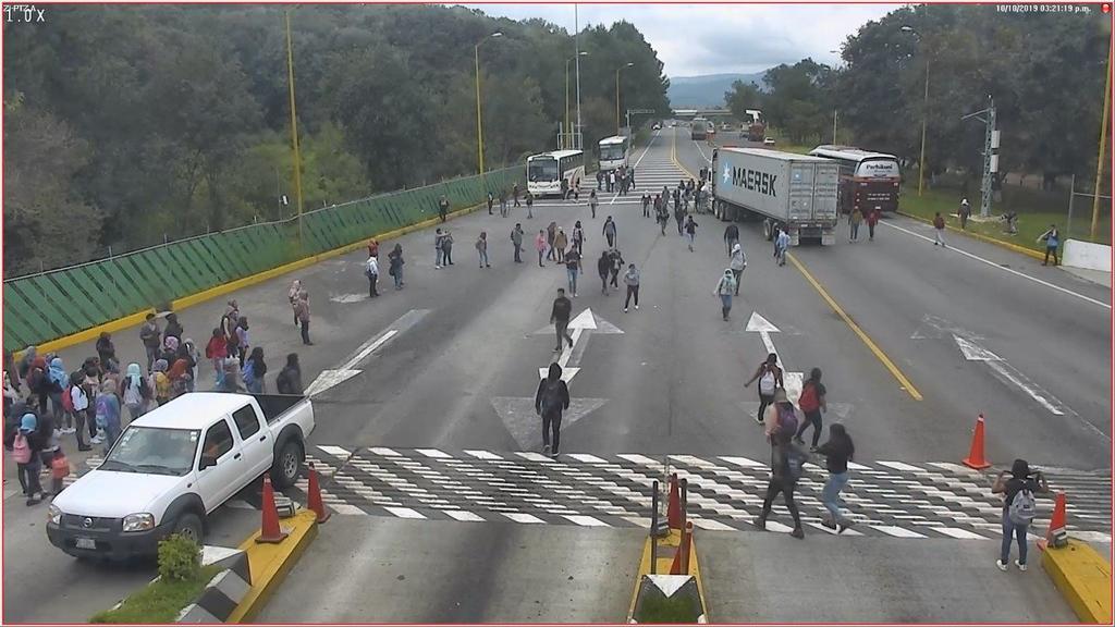 Normalistas se apoderan de autobuses en Michoacán