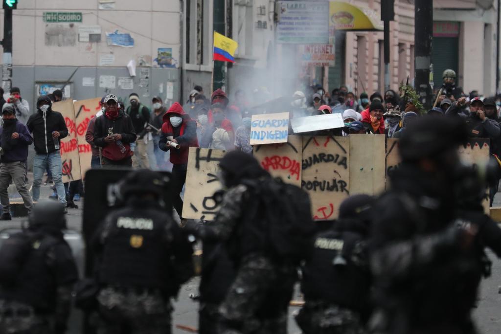 Policía dispersa con gases lacrimógenos manifestación de indígenas en Quito