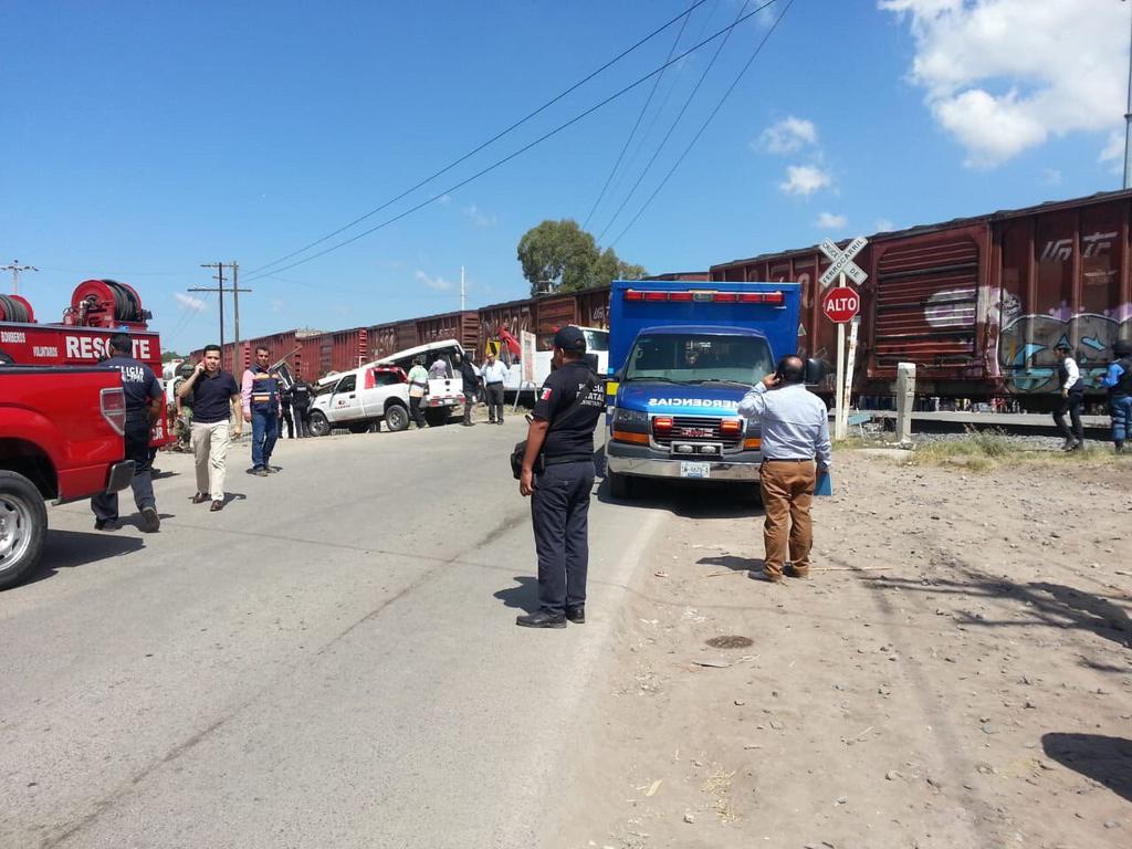 Choque entre tren y autobús en Querétaro deja 9 muertos