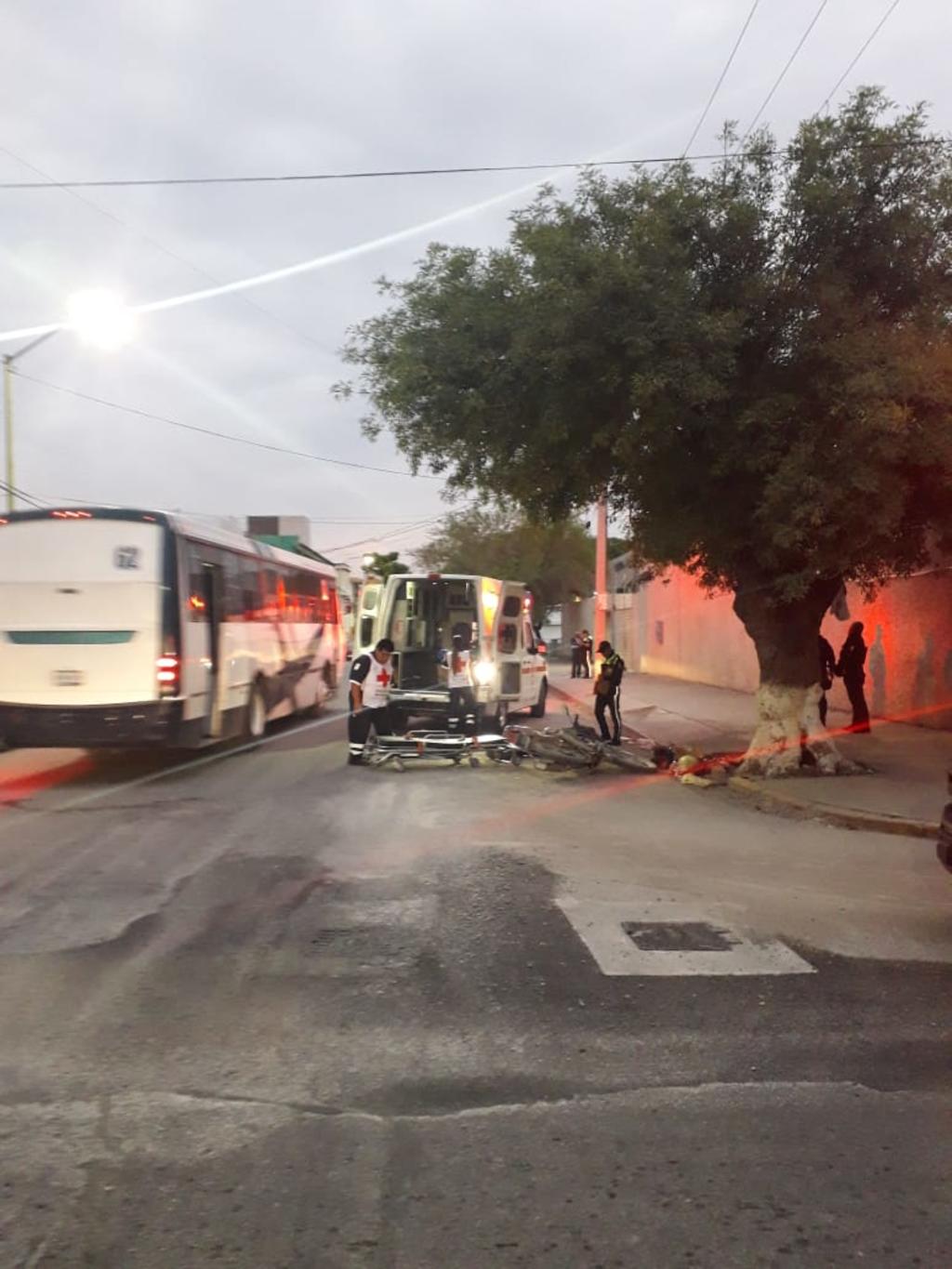 Autobús arrolla a motociclista en Gómez Palacio