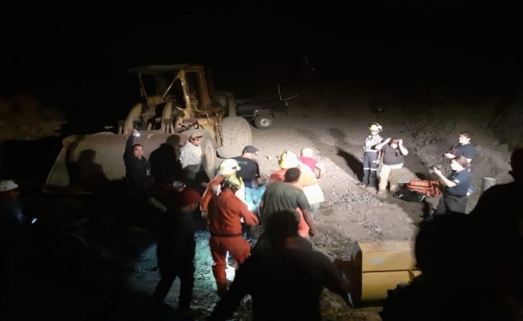 Rescatan a joven prensado entre rocas y maquinaria en Michoacán