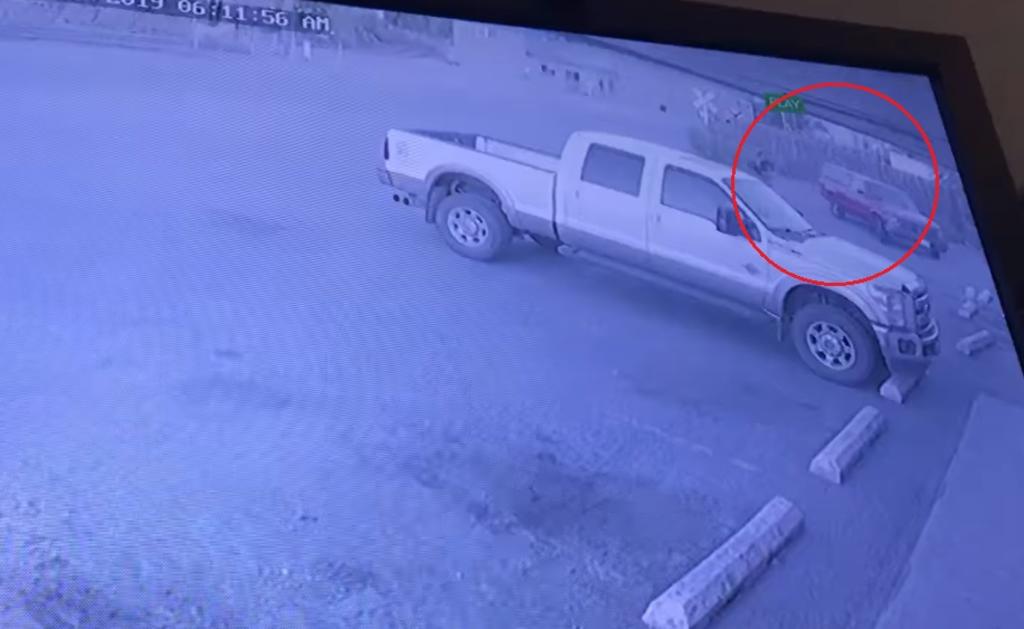 VIDEO: Se llevan su camioneta mientras robaba una tienda