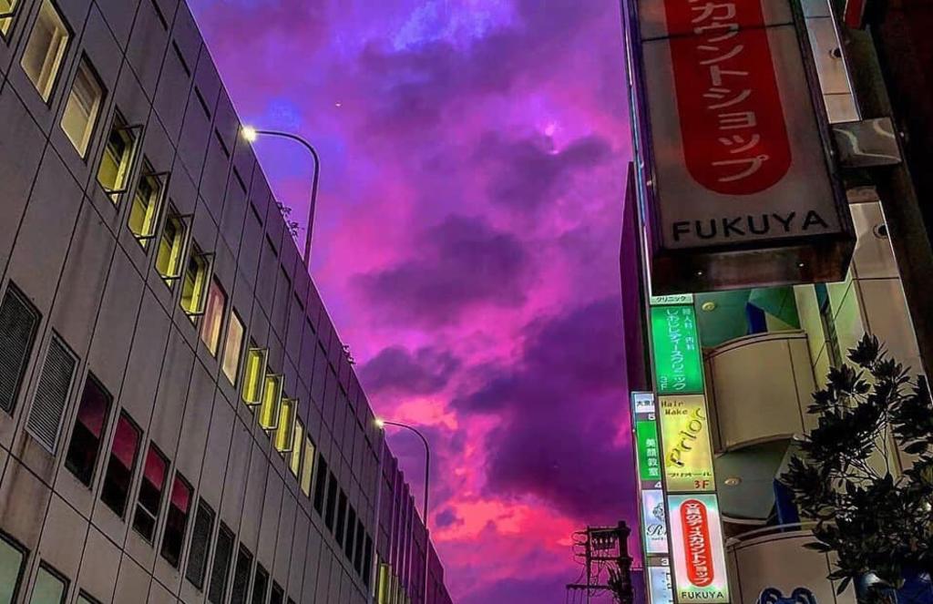 El cielo de Japón se tiñe de rosa antes de la llegada del tifón Hagibis