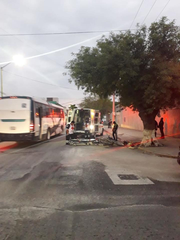 Autobús arolla a un motociclista