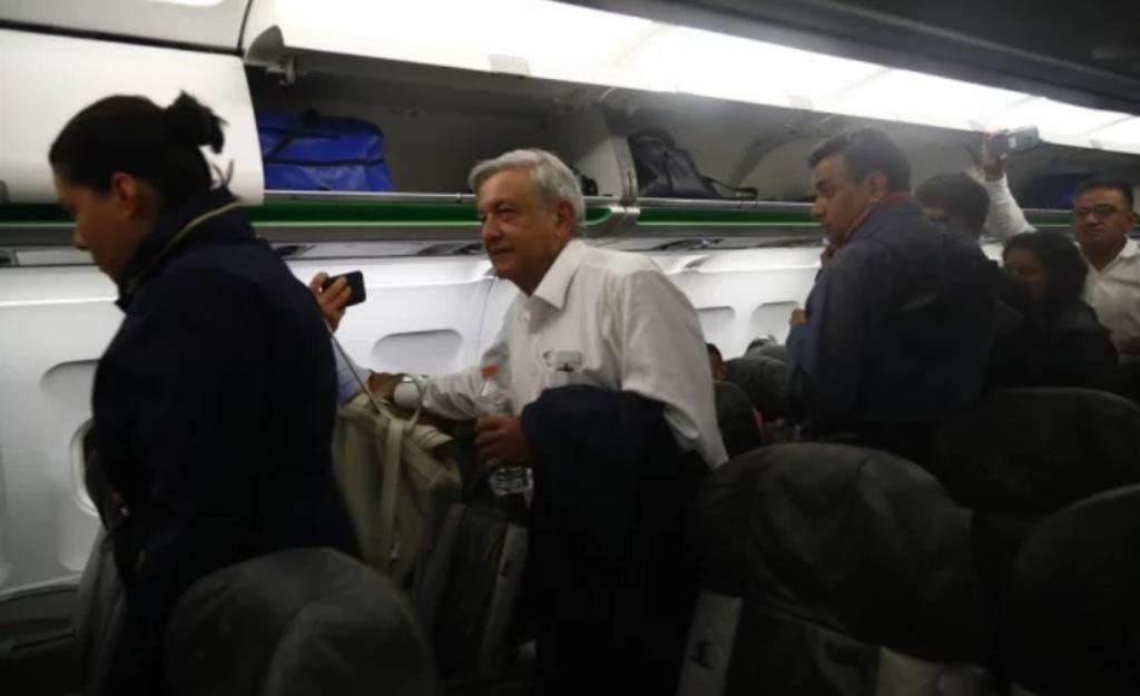 Coinciden Obrador y Raúl Salinas en vuelo comercial