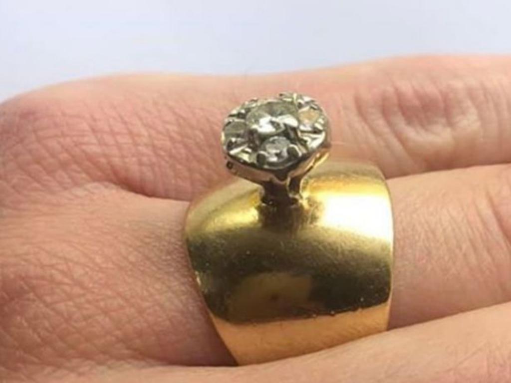 Anillo de compromiso es calificado como el ‘más feo que existe’