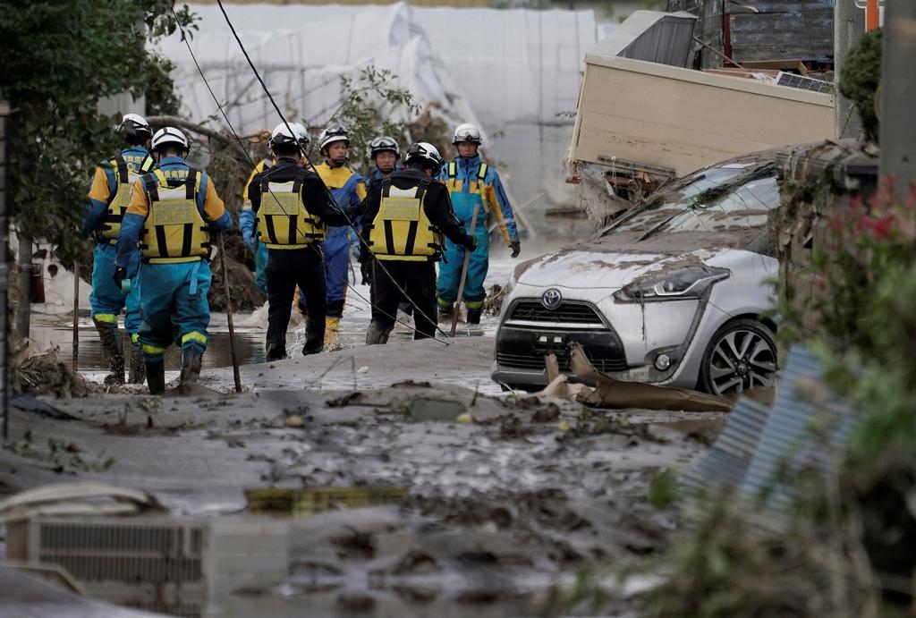 Socorristas buscan a desaparecidos tras tifón que mató a decenas en Japón