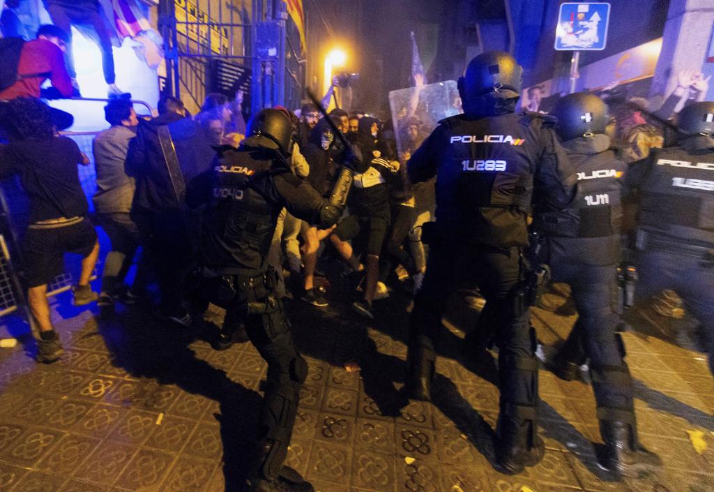 Reprime policía manifestación independentista en Barcelona