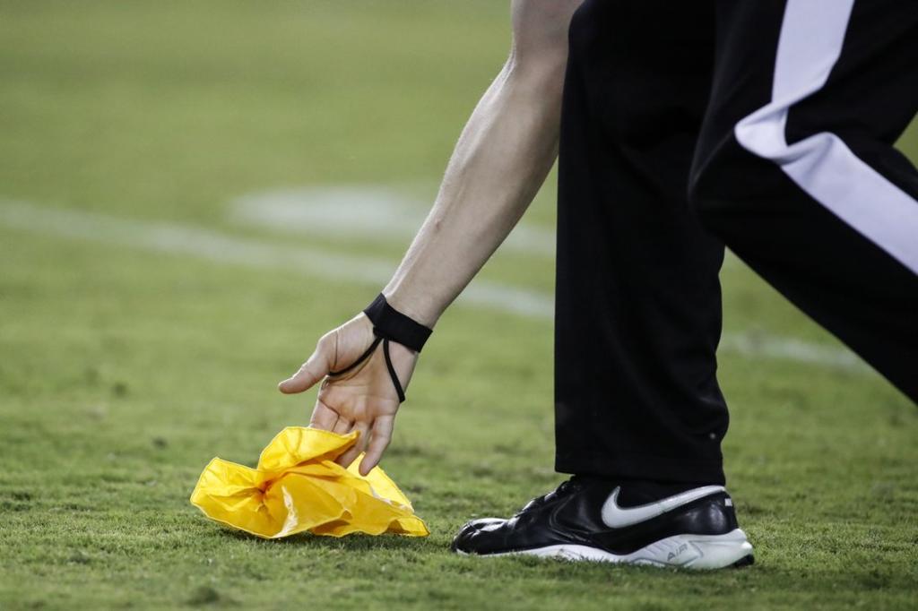Jugadores dudan de la capacidad de los árbitros de la NFL