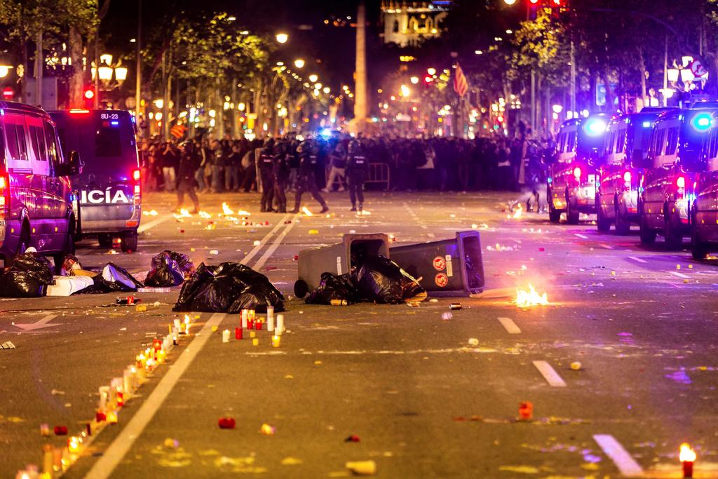 Disturbios por protestas independentistas en Cataluña dejan 30 detenidos