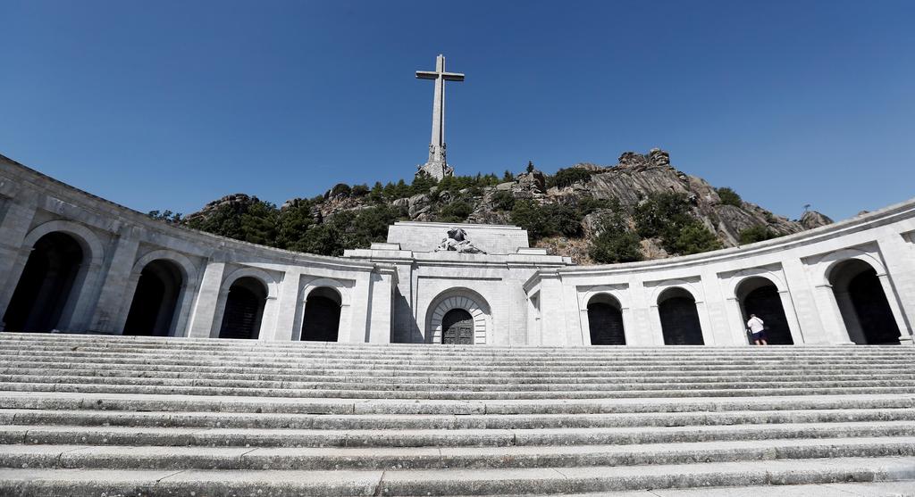 Exhumación de Franco será sin honores militares, dice Gobierno español