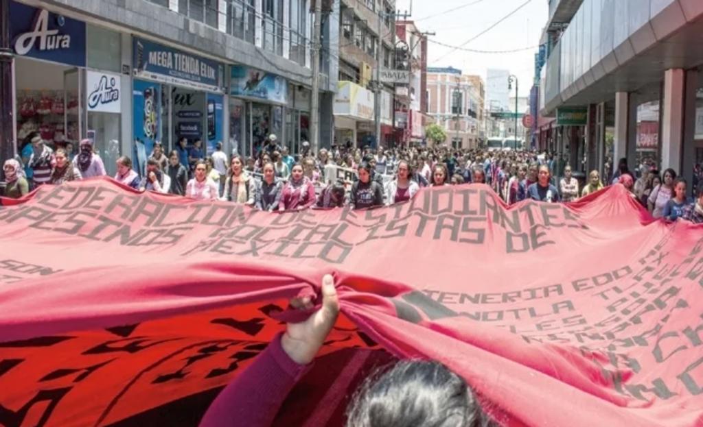 Normalistas liberan autobuses robados en Michoacán