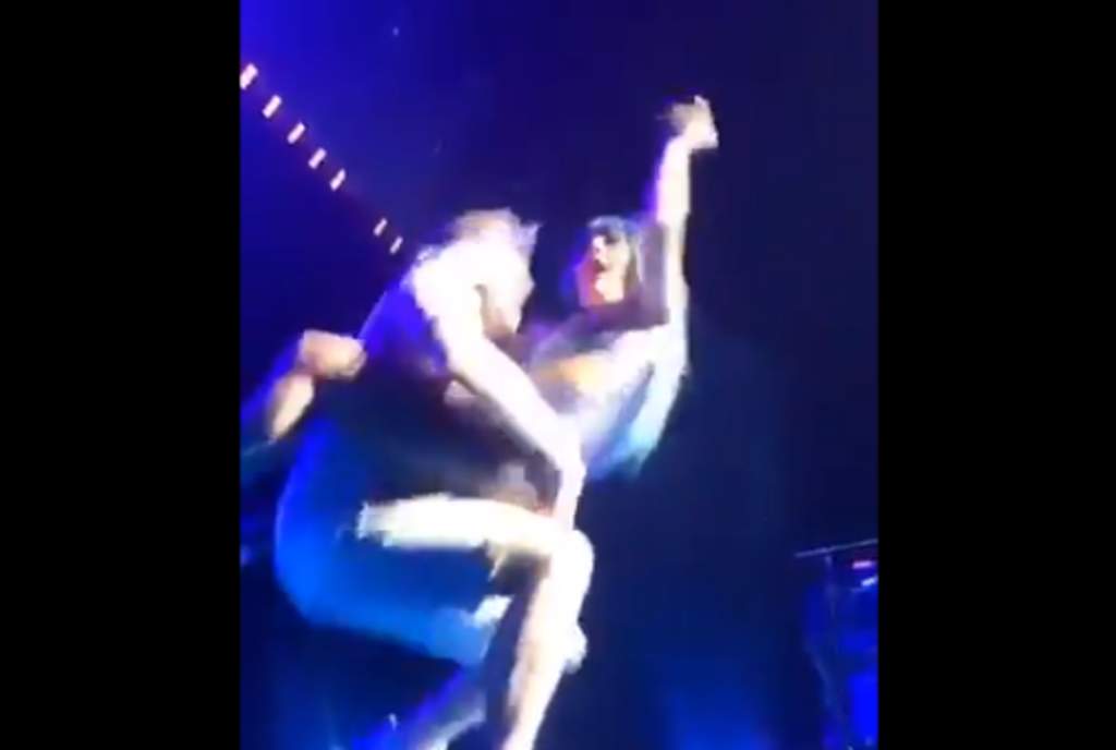 Lady Gaga sufre aparatosa caída del escenario durante show