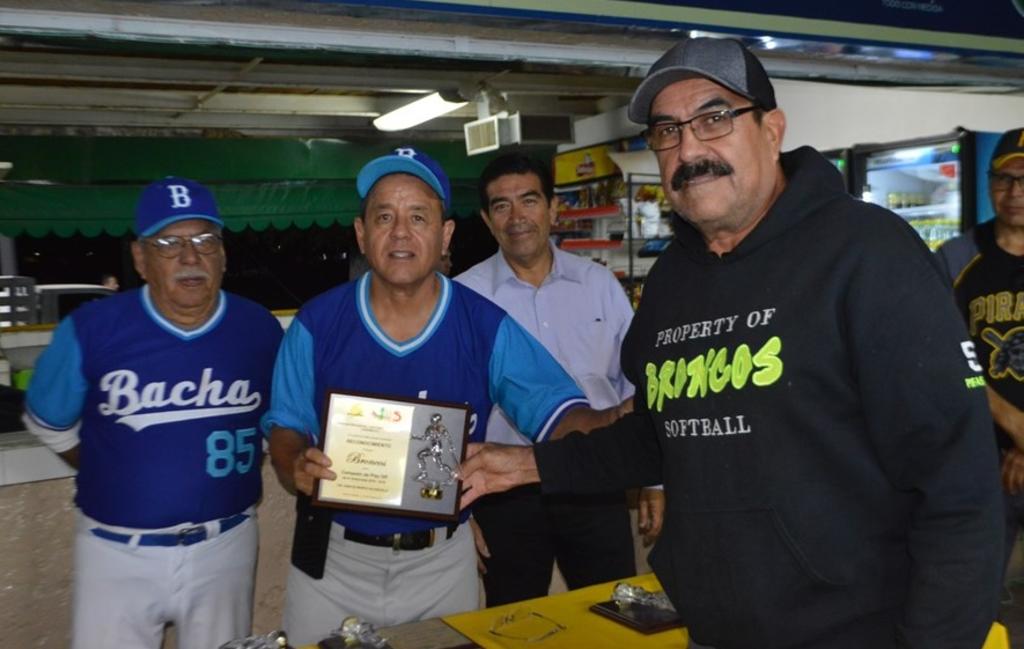 Premian a los mejores en el softbol de San Isidro