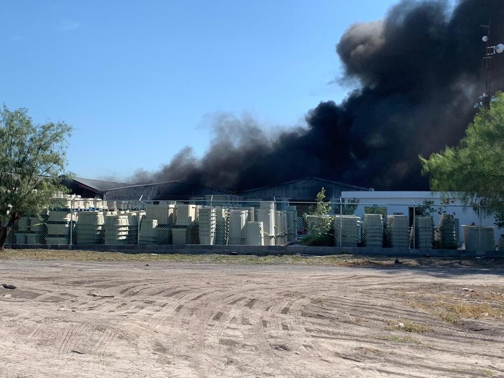 Fábrica de vidrio se incendia en Nuevo León