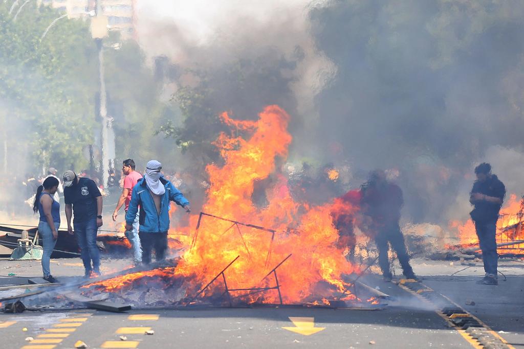 Disturbios en protestas masivas en Chile dejan tres muertos