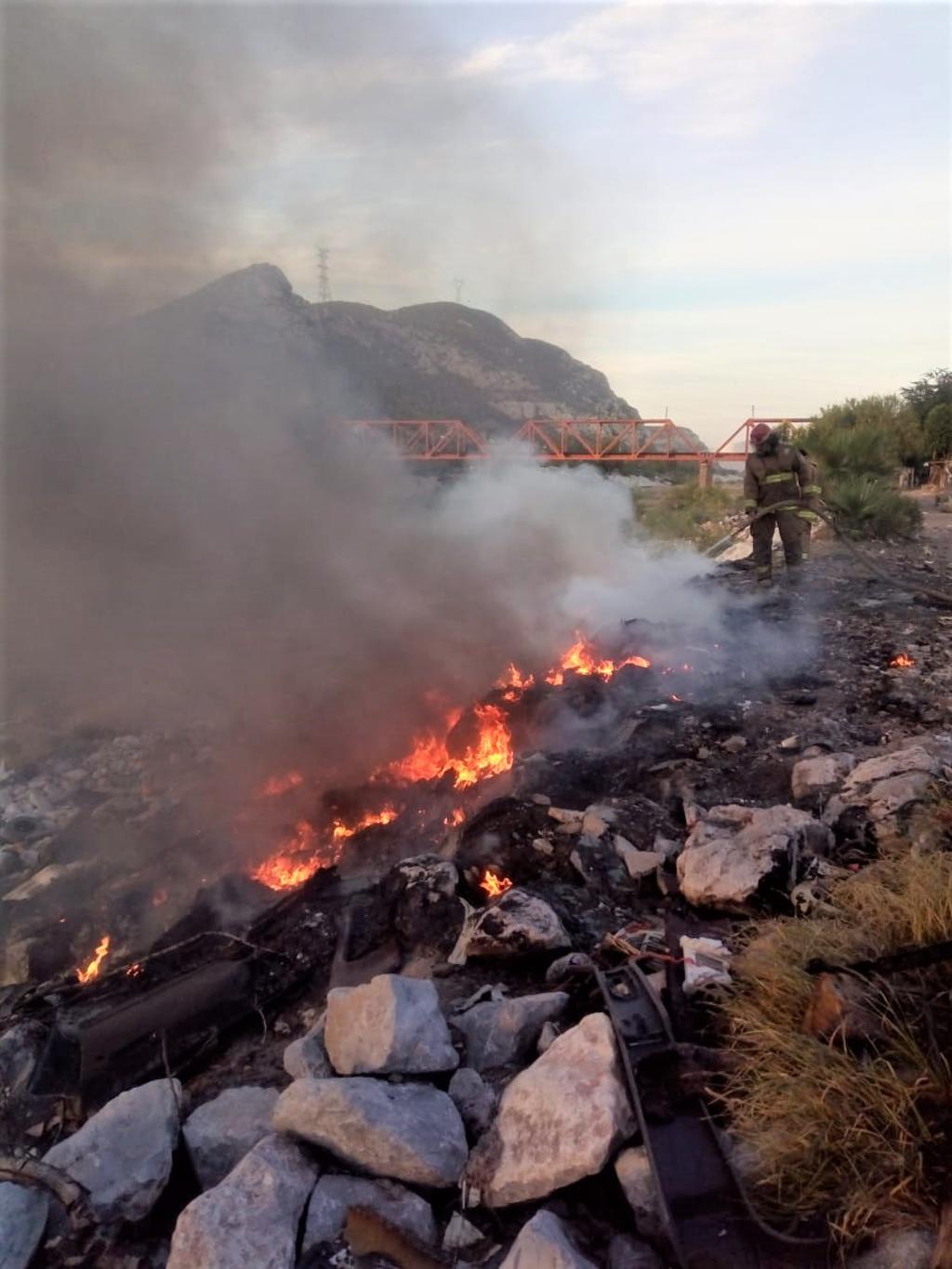 Incendio en El Consuelo moviliza a bomberos de Gómez Palacio