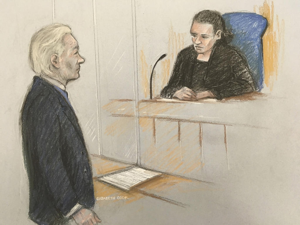 Con dificultades para hablar, Assange comparece ante la Justicia británica