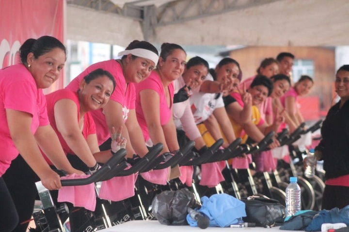 Van contra el cáncer de mama en Pueblo Nuevo