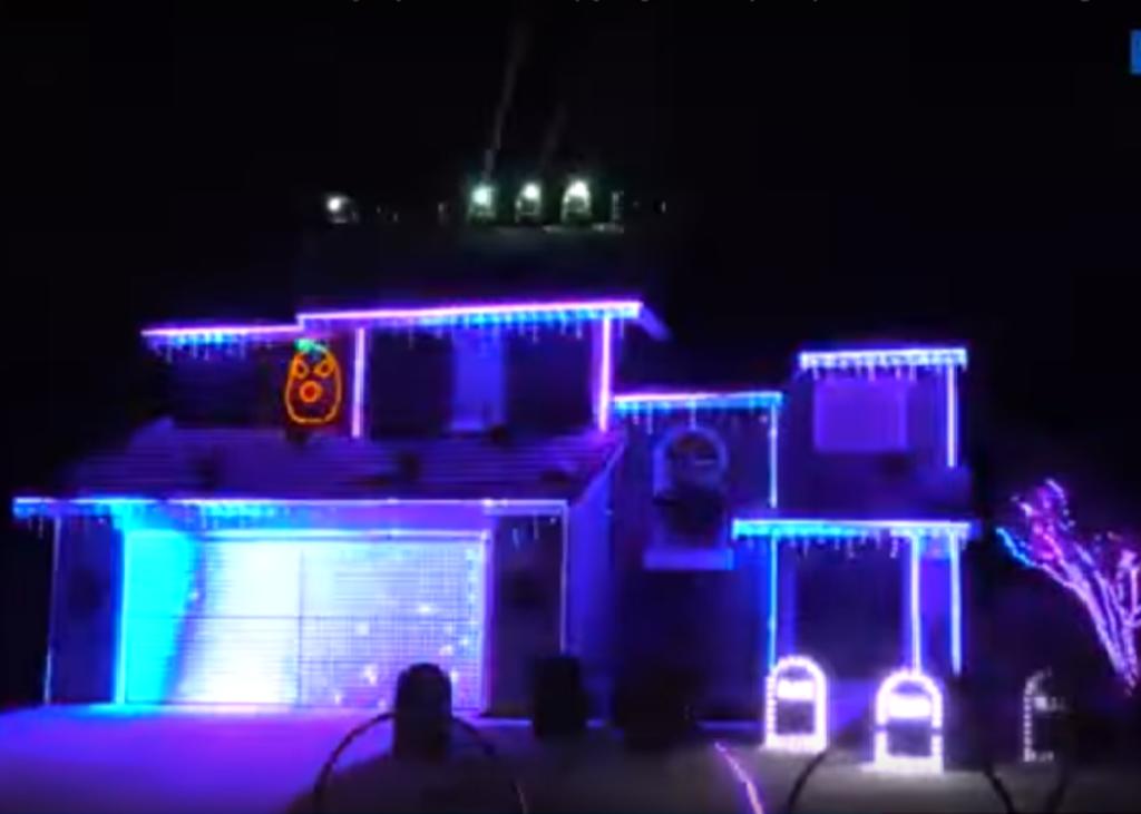 Aficionado monta grandioso espectáculo de Halloween de luz y sonido