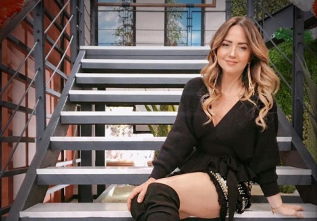 Andrea Legarreta posa en topless mostrando técnicas de autoexploración