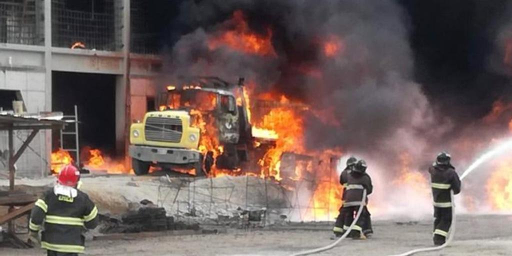 Se incendia pipa de diésel en Puebla
