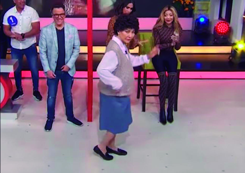 VIDEO: Doña Lucha sorprende a La Toya Jackson con 'mookwalk'