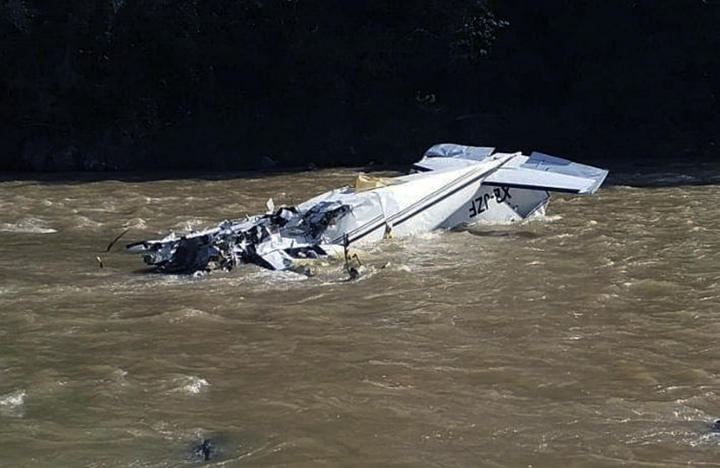 Encuentran a sexta víctima de desplome de avioneta en Michoacán