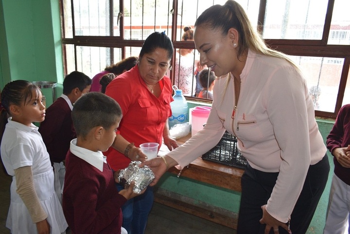 Alumnos reciben ayuda alimentaria