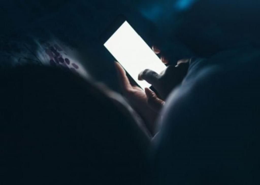 Queda temporalmente ciego tras usar el celular en la oscuridad