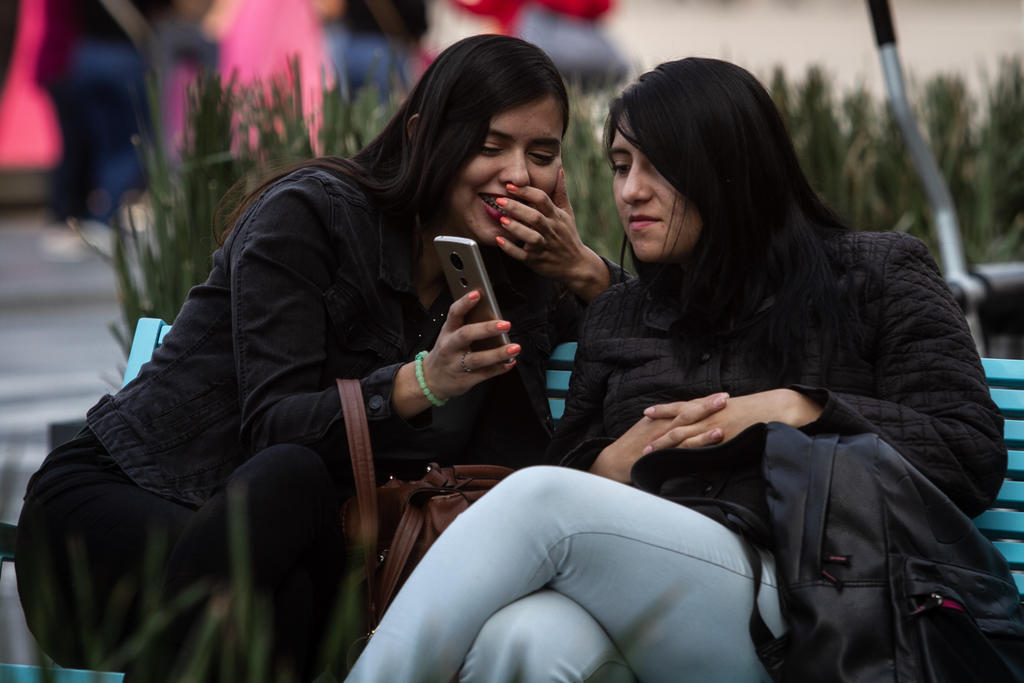 Mexicanos, entre los más distraídos por uso de celular