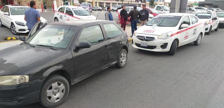 Taxista provoca accidente en Gómez P.