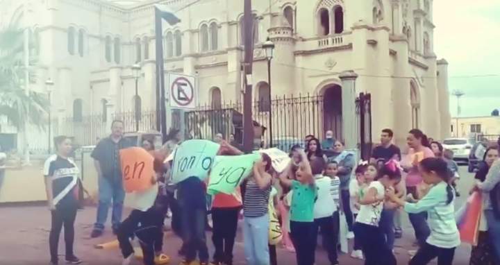 Niños de Durango llevan mensajes de apoyo a compañerita con cáncer