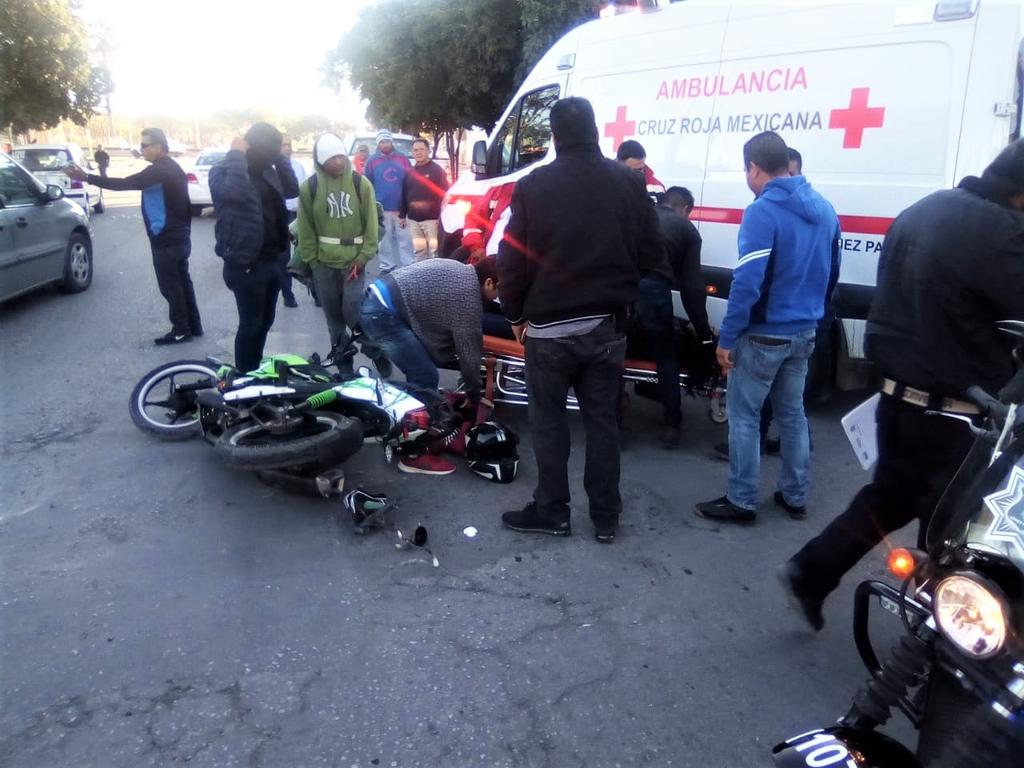 Motociclista se impacta contra camioneta en Gómez Palacio; hay una lesionada