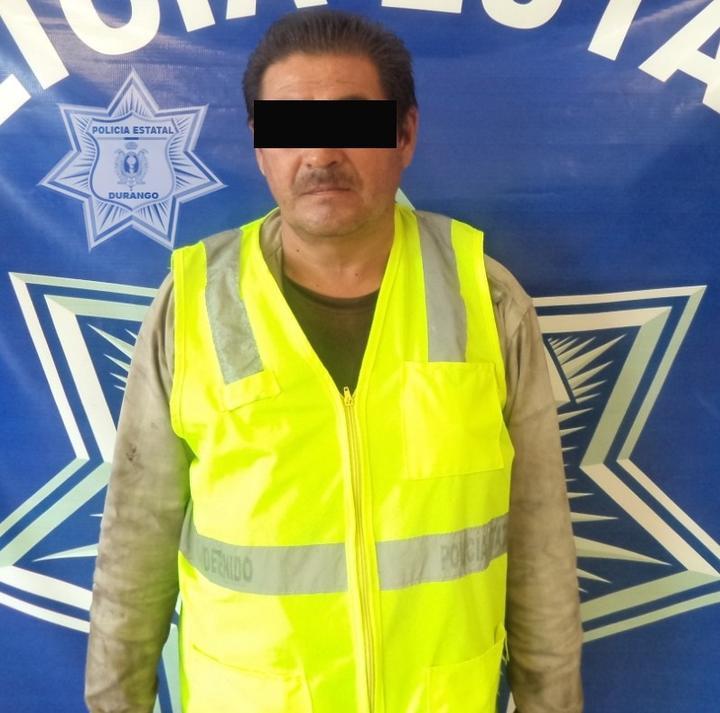 Quincuagenario conducía con placas sobrepuestas; detenido