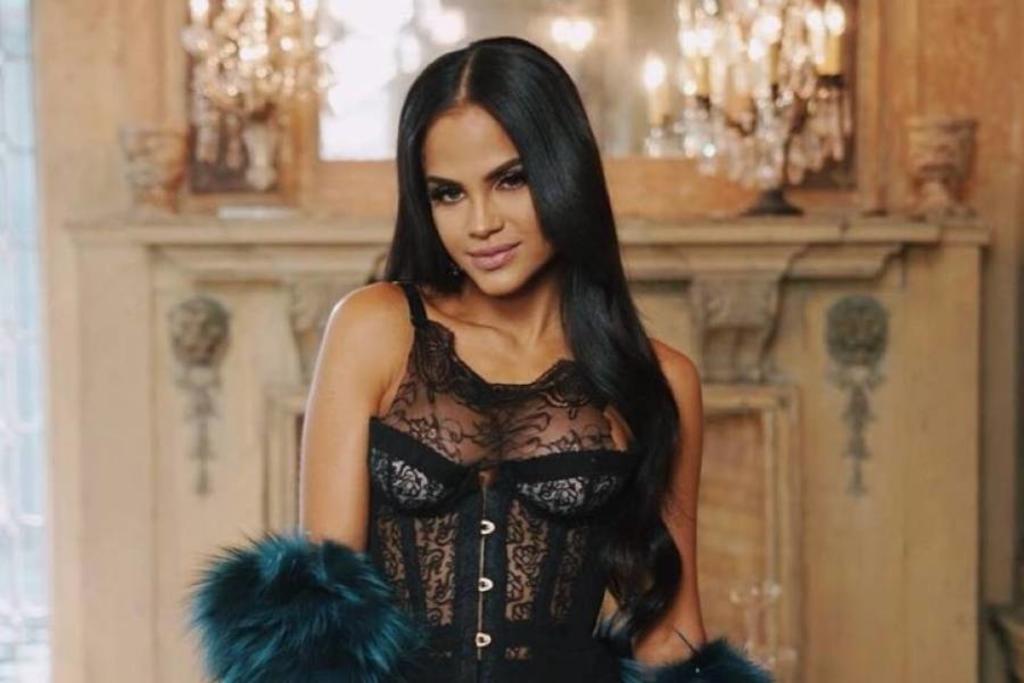 Natti Natasha cautiva con curvas en lencería