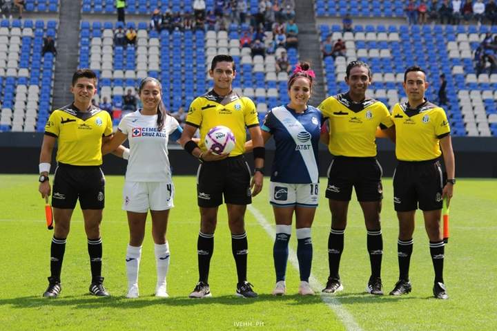 Jugadora de Puebla Femenil denuncia suceso incómodo en revisión arbitral