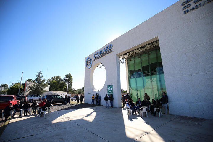 Protestan trabajadores del Cobaed