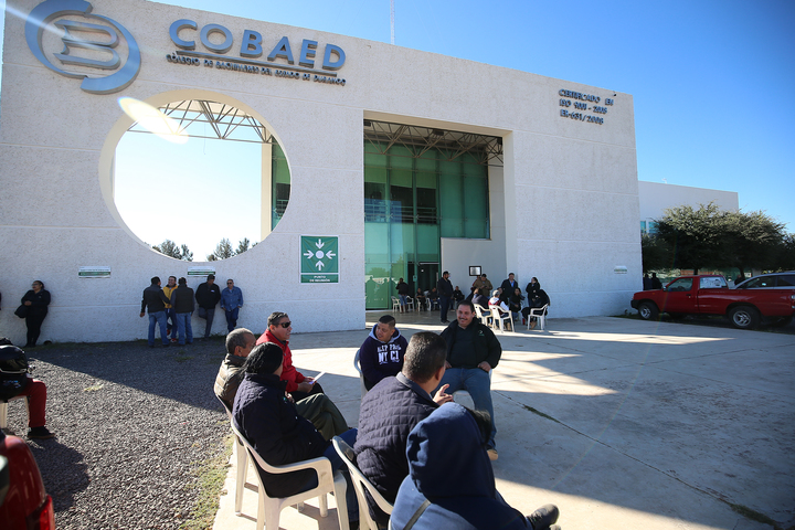 Protestan trabajadores del Cobaed