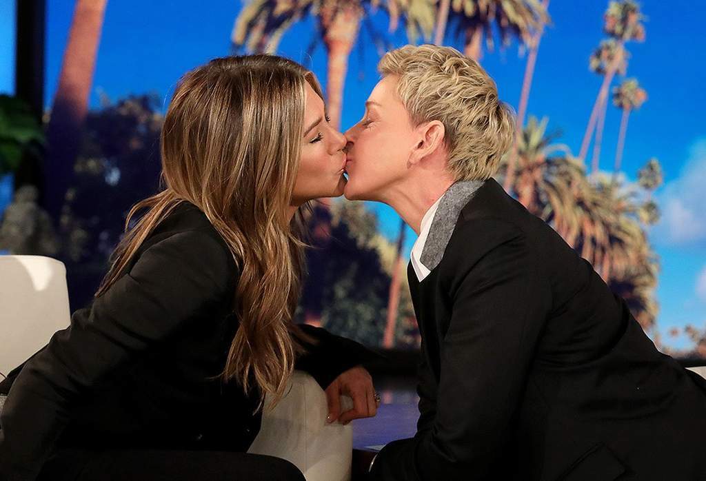 Jennifer Aniston y Ellen DeGeneres se besan durante una entrevista