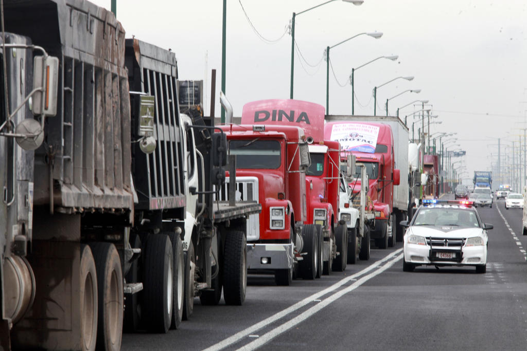 Protestan transportistas contra condiciones laborales en México