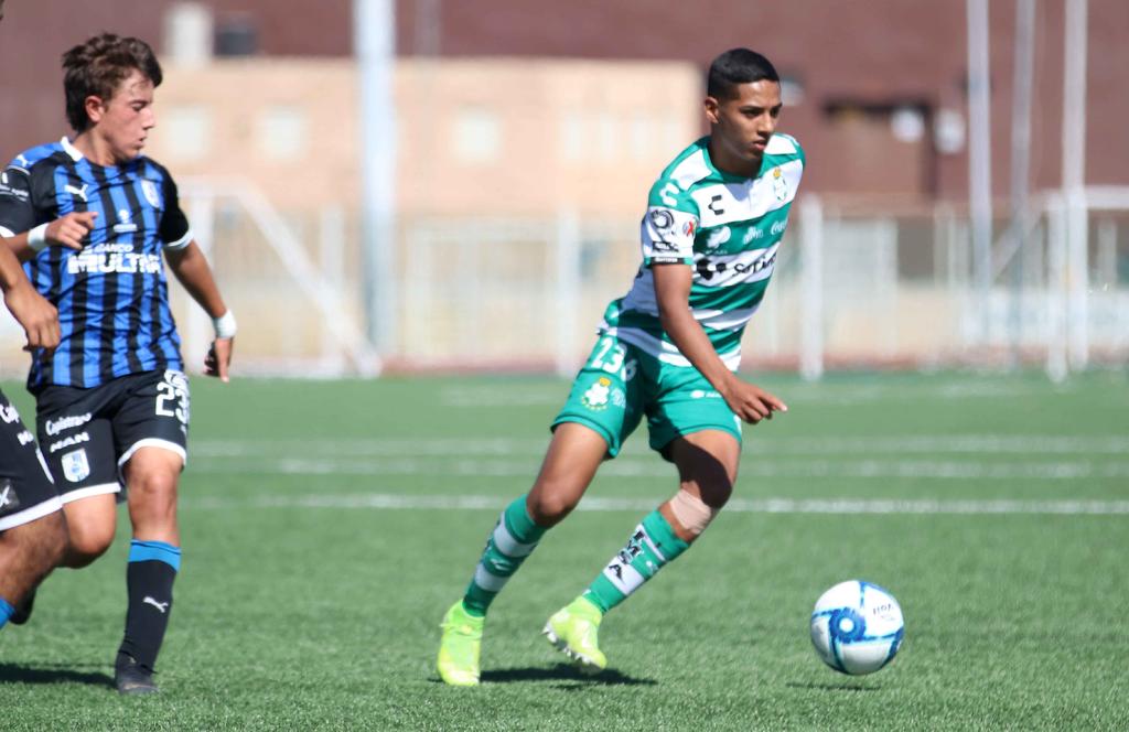 Juveniles de Santos Laguna batallan ante Querétaro