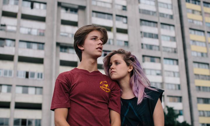 Natasha se divierte de 'botarga'