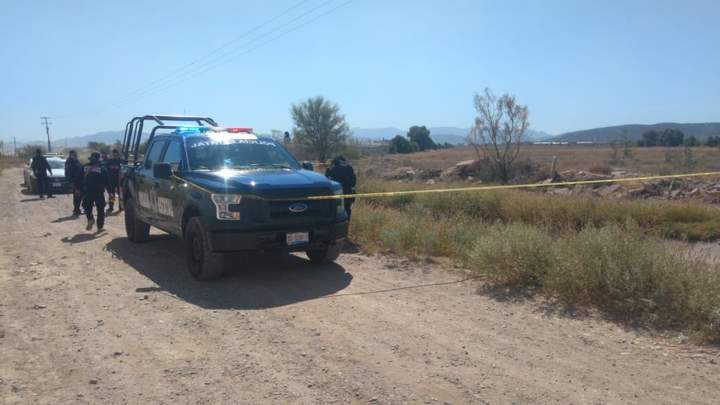 Encuentran un 'encobijado' en canal de riego