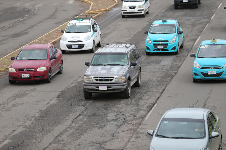 Detienen a conductora por traer placas sobrepuestas