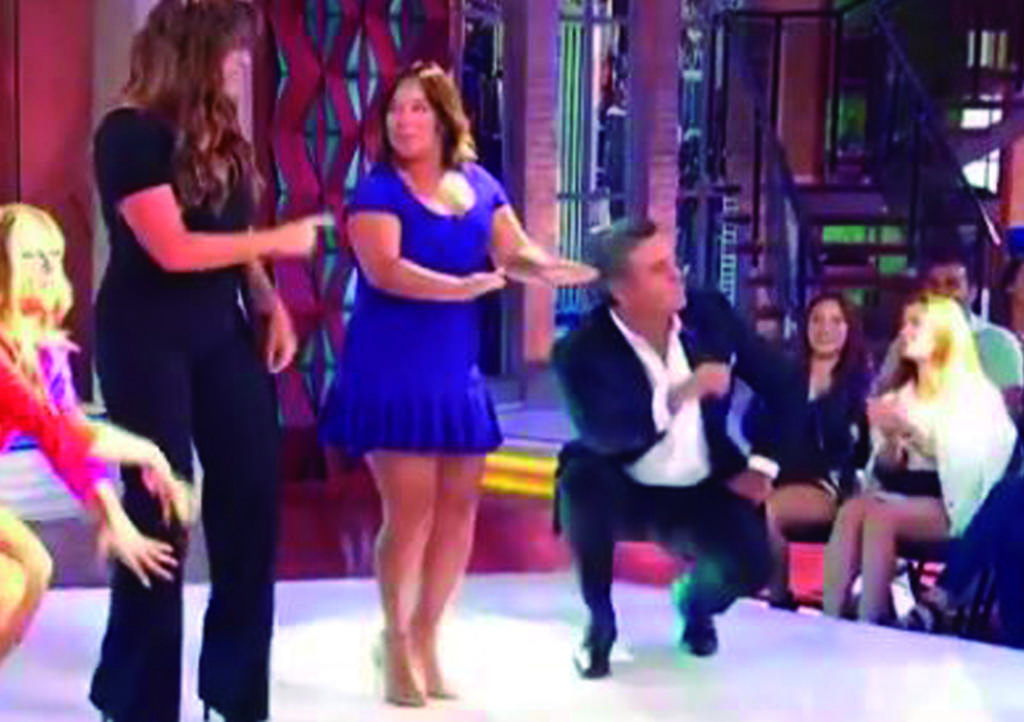 Hector Sandarti sufre 'accidente' al querer baila hasta abajo