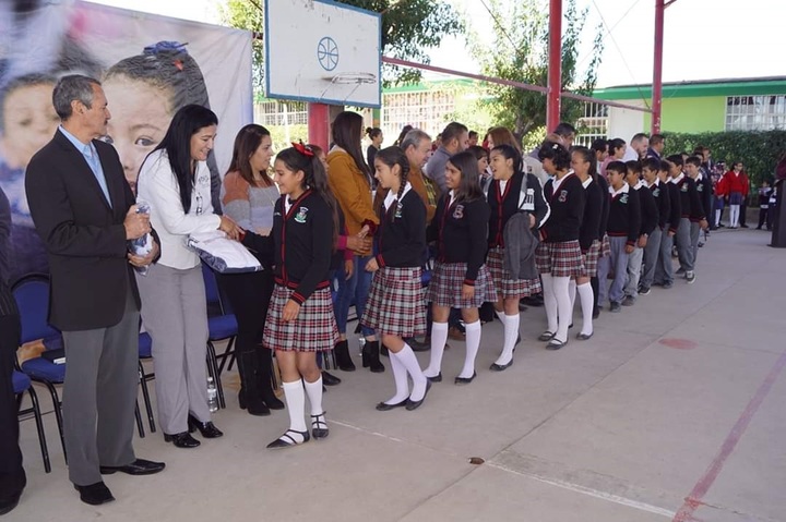 Continúa entrega de uniformes escolares