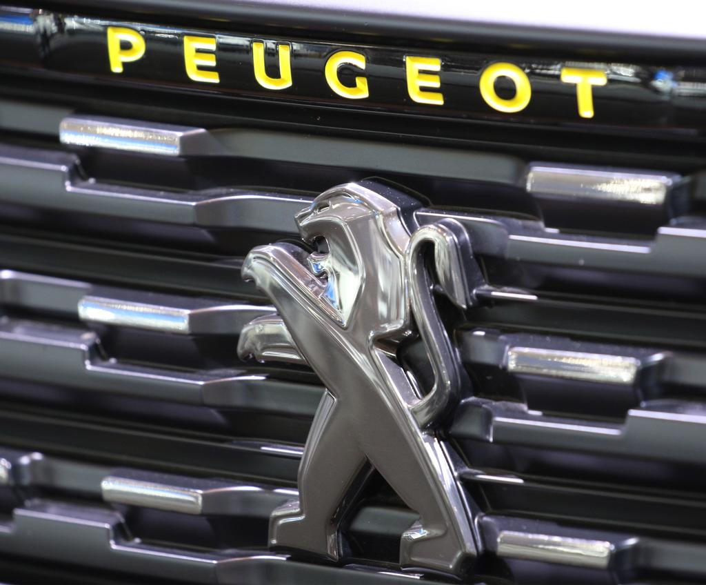 Confirman automotrices Chrysler y Peugeot plan de fusión