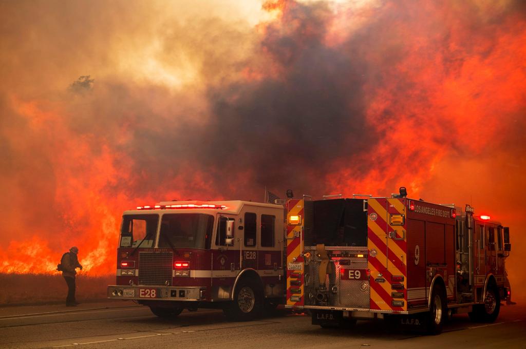 Nuevos incendios queman casas en California; hay más evacuaciones